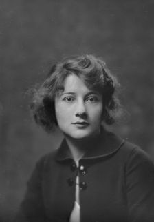 Miss Evelyn Greely, portrait photograph, 1919 Apr. 24. Creator: Arnold Genthe