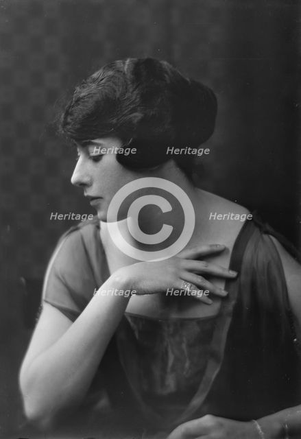 Miss Evelyn Mack, portrait photograph, 1917 Nov. 27. Creator: Arnold Genthe.