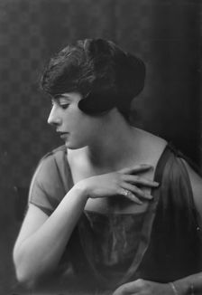 Miss Evelyn Mack, portrait photograph, 1917 Nov. 27. Creator: Arnold Genthe
