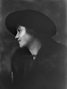 Miss Farkasch, portrait photograph, 1919 Oct. 8. Creator: Arnold Genthe