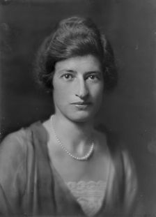 Miss Flore Revalles, portrait photograph, 1918 Sept. 26. Creator: Arnold Genthe