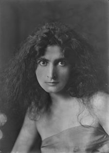 Miss Flore Revalles, portrait photograph, 1918 Sept. 26. Creator: Arnold Genthe