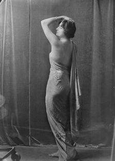 Miss Flore Revalles, portrait photograph, 1918 Sept. 26. Creator: Arnold Genthe