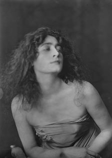 Miss Flore Revalles, portrait photograph, 1918 Sept. 26. Creator: Arnold Genthe