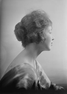 Miss G., (Mrs. J.L. Breese), portrait photograph, 1918 Dec. or 1919 Jan. Creator: Arnold Genthe