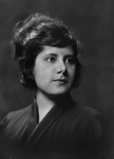 Miss G. Novars, portrait photograph, 1919 June 20. Creator: Arnold Genthe