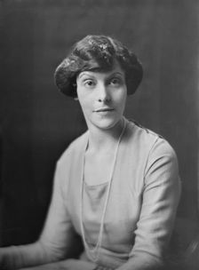 Miss G. Warmses, portrait photograph, 1918 Aug. 22. Creator: Arnold Genthe