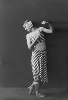 Miss Gardner, portrait photograph, 1918 Nov. 17. Creator: Arnold Genthe