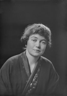 Miss Gertrude Wright, portrait photograph, 1919 Apr. 26. Creator: Arnold Genthe