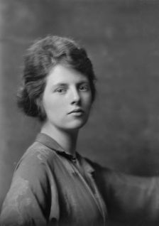 Miss Gloria Harriman, portrait photograph, 1918 Apr. or May. Creator: Arnold Genthe
