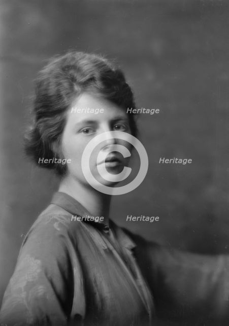 Miss Gloria Harriman, portrait photograph, 1918 Apr. or May. Creator: Arnold Genthe.