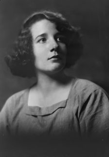 Miss Glenda Mordhurst, portrait photograph, 1919 Oct. 31. Creator: Arnold Genthe