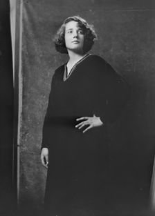 Miss Glenda Mordhurst, portrait photograph, 1919 Oct. 31. Creator: Arnold Genthe