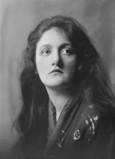 Miss H. Hewitt, portrait photograph, 1918 Mar. 22. Creator: Arnold Genthe