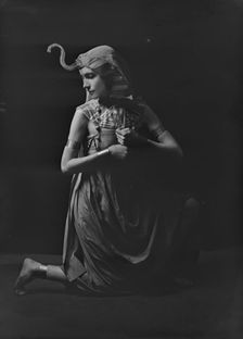 Miss Henderson, 1918 Nov. 17. Creator: Arnold Genthe