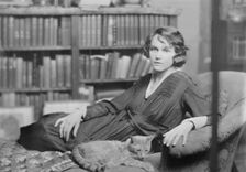 Miss Helen Chamberlain, with Buzzer the cat, portrait photograph, 1918 May 28. Creator: Arnold Genthe