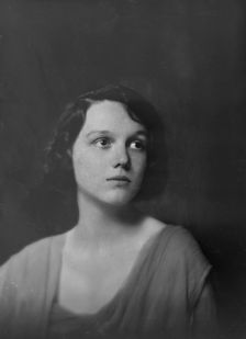 Miss Helen Chamberlain, portrait photograph, 1918 May 28. Creator: Arnold Genthe