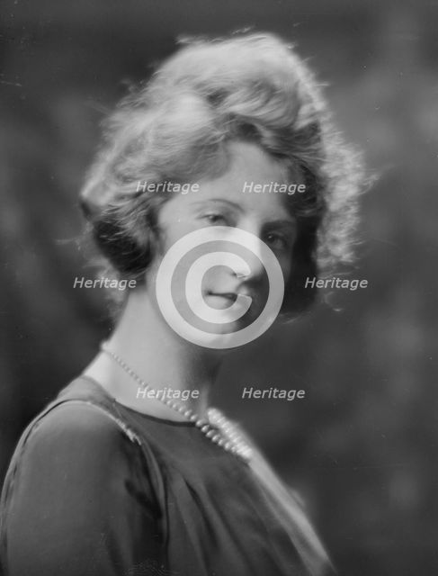 Miss Helen Eder, portrait photograph, 1918 June 4. Creator: Arnold Genthe.