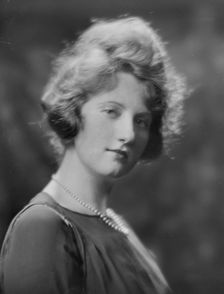 Miss Helen Eder, portrait photograph, 1918 June 4. Creator: Arnold Genthe