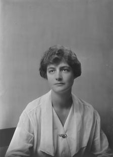 Miss Helen Pott, portrait photograph, 1918 Nov. 18. Creator: Arnold Genthe