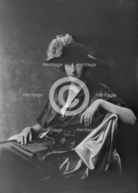 Miss Helen St. Goar, portrait photograph, 1919 Oct. 29. Creator: Arnold Genthe.