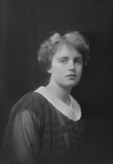 Miss Hoadley, portrait photograph, 1918 Dec. 7. Creator: Arnold Genthe