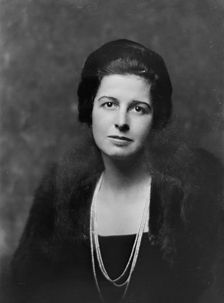 Miss Hobson, portrait photograph, 1919 Sept. 19. Creator: Arnold Genthe