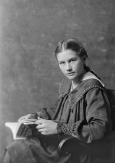 Miss Hope Garland, portrait photograph, 1918 Mar. 25. Creator: Arnold Genthe