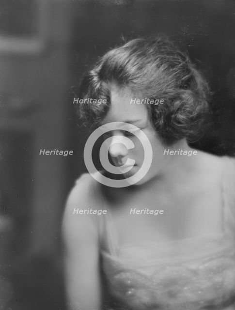 Miss Hoyt, portrait photograph, 1918 June 11. Creator: Arnold Genthe.