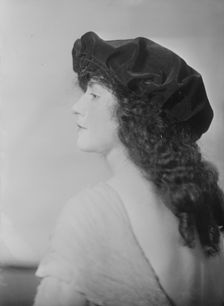 Miss Hurley, portrait photograph, 1918 Dec. 9. Creator: Arnold Genthe