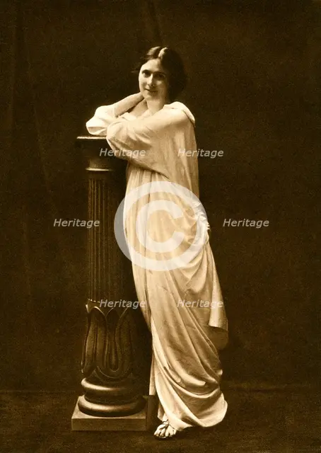 Miss Isadora Duncan, late 19th century.Artist: Dover Street Studios