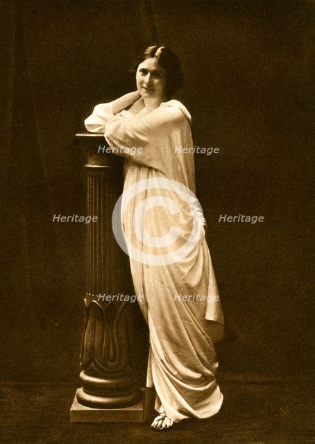 Miss Isadora Duncan, late 19th century.Artist: Dover Street Studios