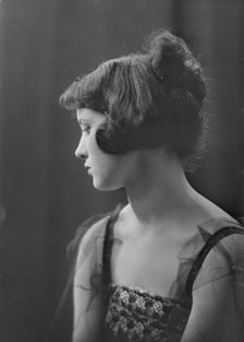 Miss Josephine Lharine, portrait photograph, 1918 Sept. 20. Creator: Arnold Genthe