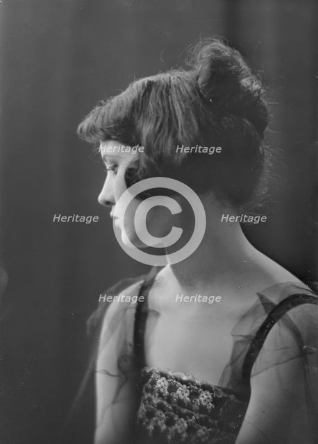 Miss Josephine Lharine, portrait photograph, 1918 Sept. 20. Creator: Arnold Genthe.