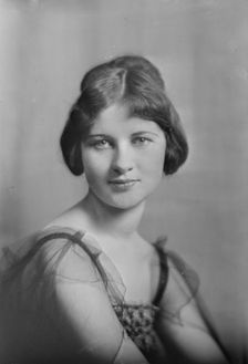 Miss Josephine Lharine, portrait photograph, 1918 Sept. 20. Creator: Arnold Genthe