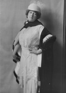 Miss Katherine Locke, portrait photograph, 1918 June 19. Creator: Arnold Genthe