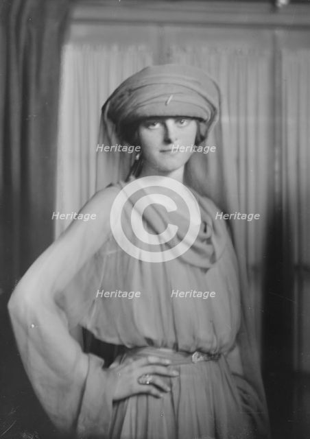 Miss Kervin, portrait photograph, 1918 June. Creator: Arnold Genthe.
