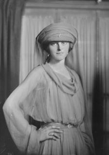 Miss Kervin, portrait photograph, 1918 June. Creator: Arnold Genthe