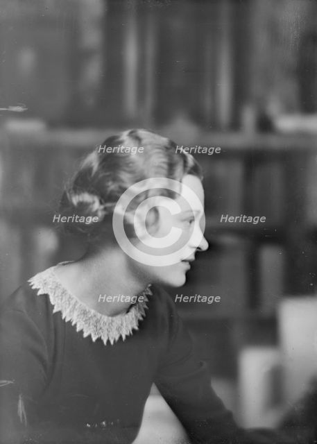 Miss Kervin, portrait photograph, 1918 June. Creator: Arnold Genthe.