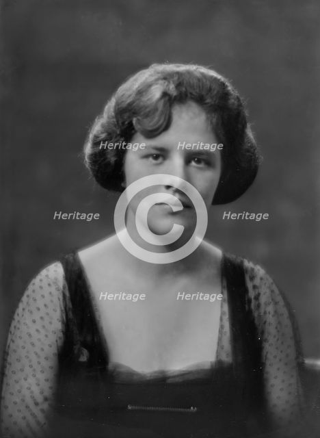 Miss L.S. Gordon, portrait photograph, 1919 June 7. Creator: Arnold Genthe.