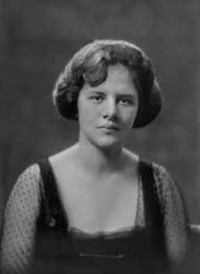 Miss L.S. Gordon, portrait photograph, 1919 June 7. Creator: Arnold Genthe