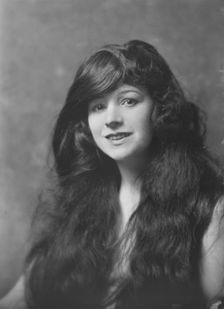 Miss La Rue, portrait photograph, 1918 May. Creator: Arnold Genthe