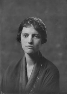 Miss Larrabee, portrait photograph, 1919 Apr. 23. Creator: Arnold Genthe