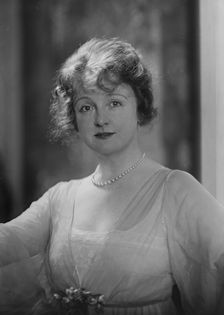 Miss Laura Hope Crews, portrait photograph, 1918 Nov. 8. Creator: Arnold Genthe