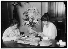 Miss Leech with Miss Fleigleman, between 1914 and 1917. Creator: Harris & Ewing