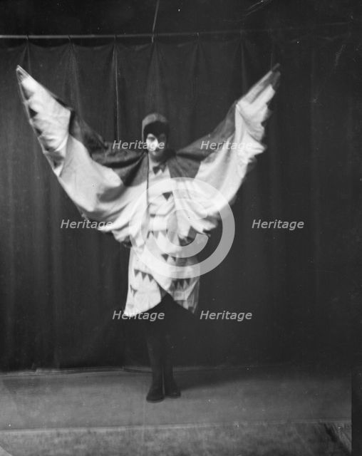 Miss Lindahl, portrait photograph, 1918 Mar. 26. Creator: Arnold Genthe.
