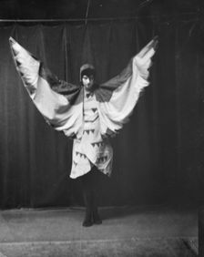 Miss Lindahl, portrait photograph, 1918 Mar. 26. Creator: Arnold Genthe