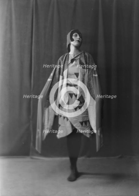 Miss Lindahl, portrait photograph, 1918 Mar. 26. Creator: Arnold Genthe.