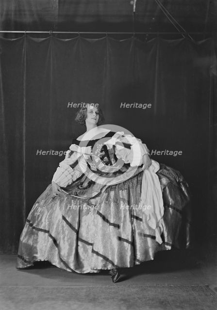 Miss Lindahl, portrait photograph, 1918 Oct. 1. Creator: Arnold Genthe.