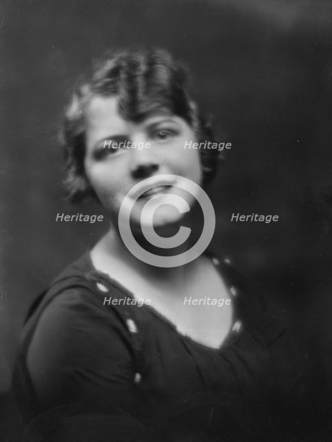 Miss Linden Freeman, portrait photograph, 1918. Creator: Arnold Genthe.